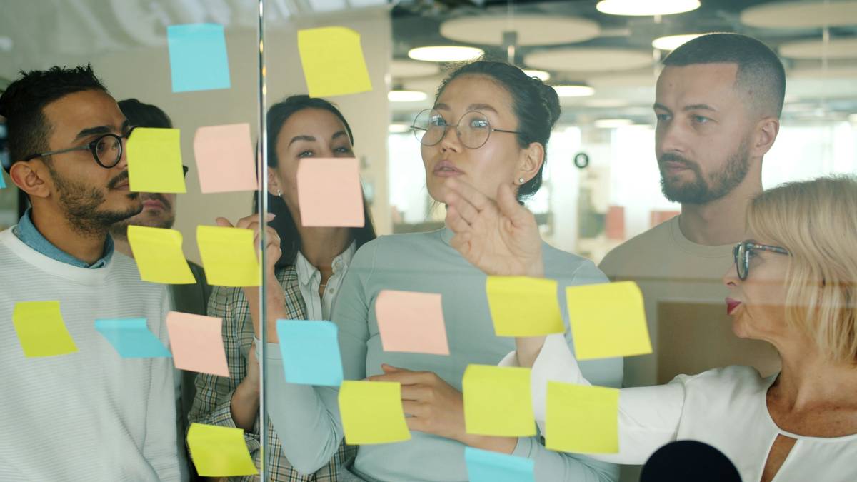 Sales team training on objection handling techniques in customer service with real-time feedback
